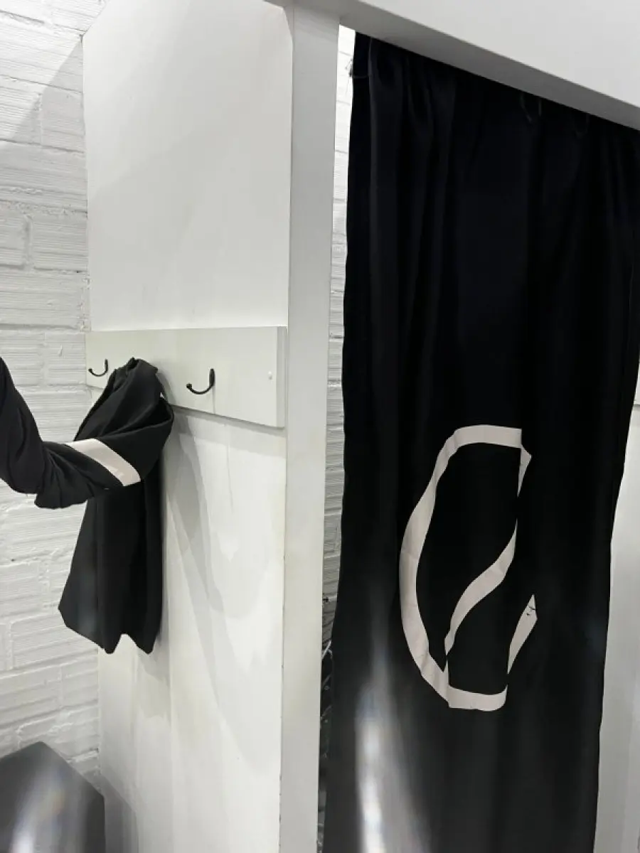 LOTE 003 - Lote de moveis, roupas