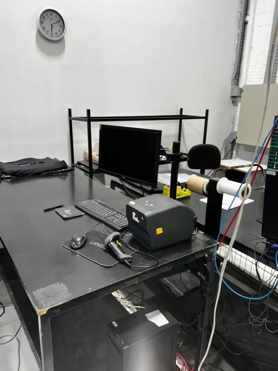 LOTE 003 - Lote de moveis, roupas