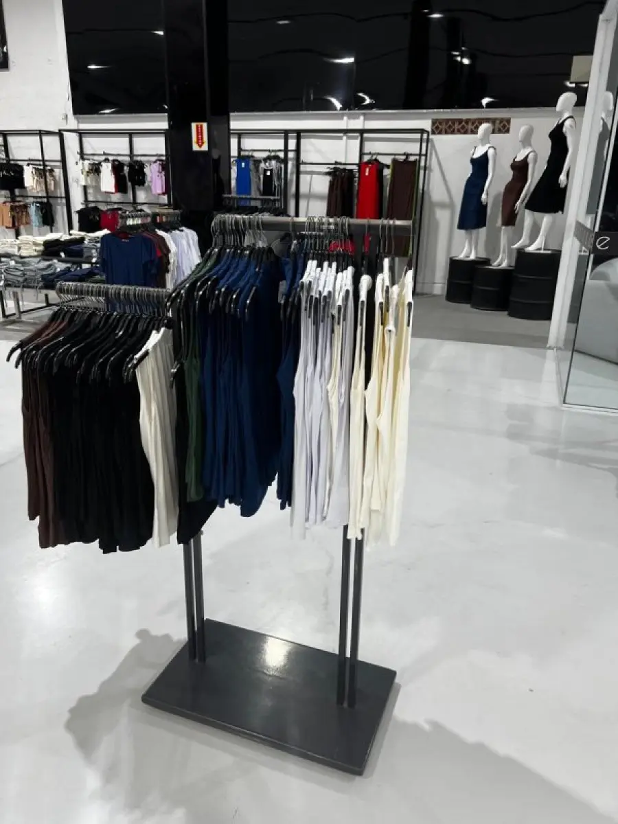 LOTE 003 - Lote de moveis, roupas