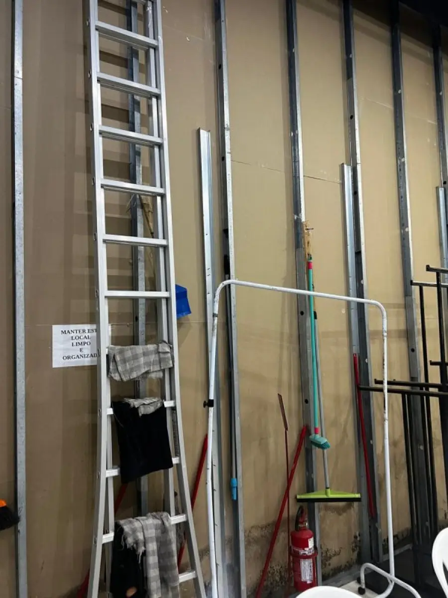 LOTE 004 - Roupas, moveis, eletrônicos