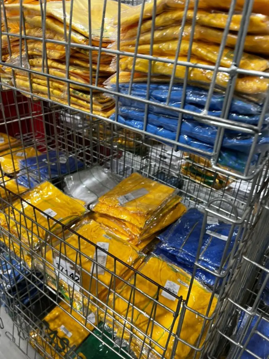 LOTE 003 - Lote de moveis, roupas