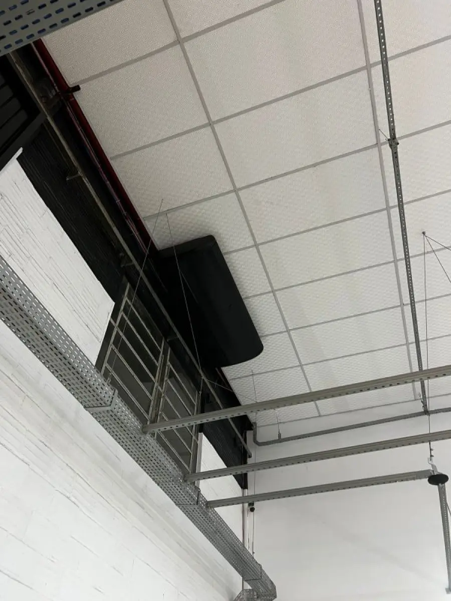 LOTE 003 - Lote de moveis, roupas