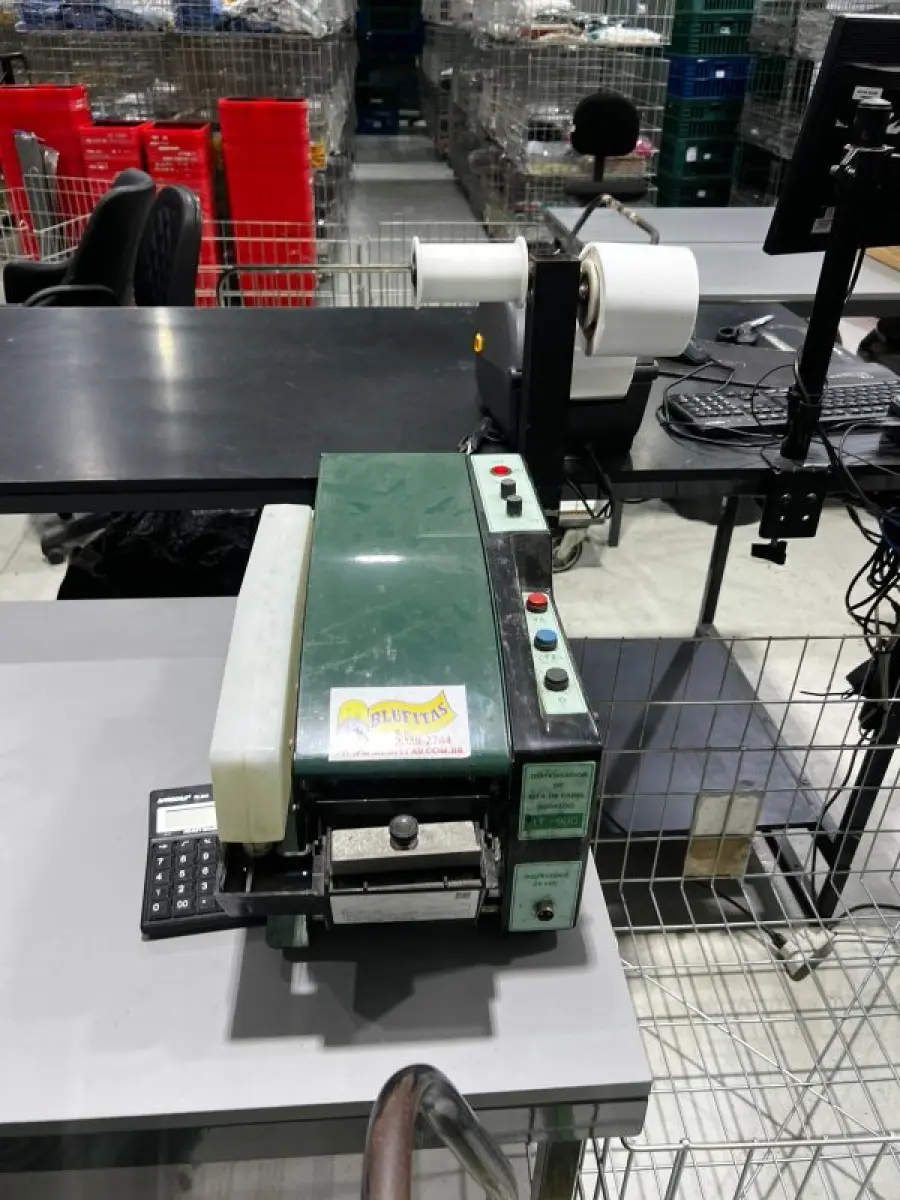 LOTE 003 - Lote de moveis, roupas