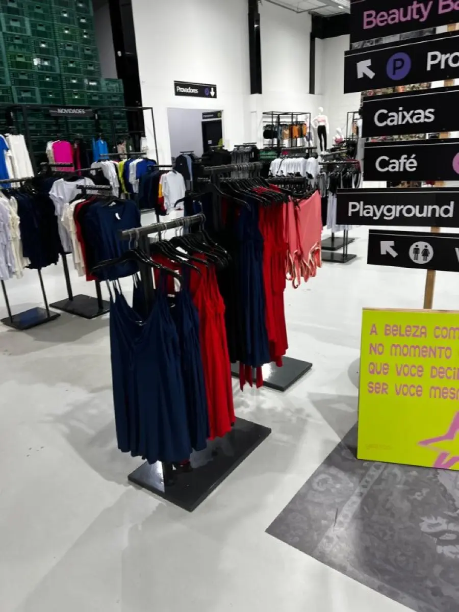 LOTE 003 - Lote de moveis, roupas