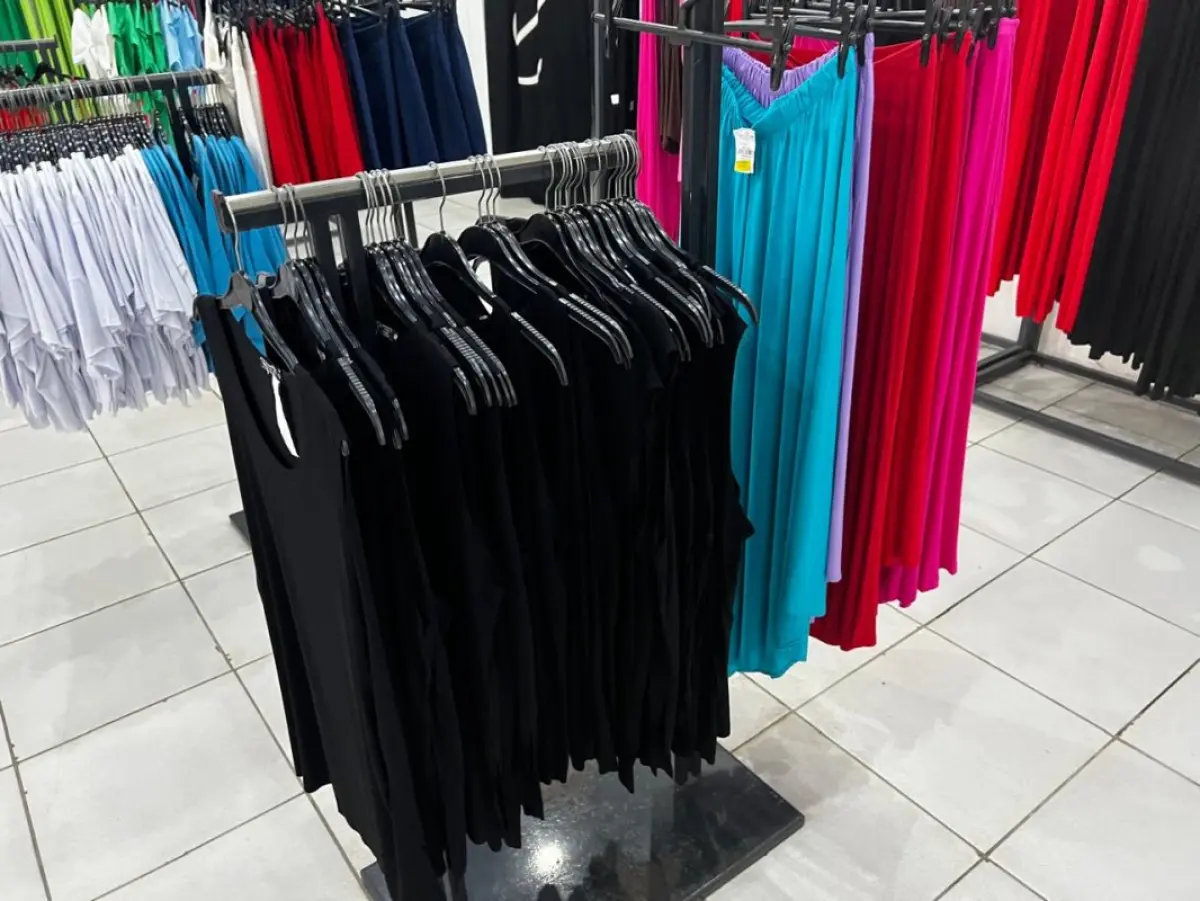 LOTE 004 - Roupas, moveis, eletrônicos