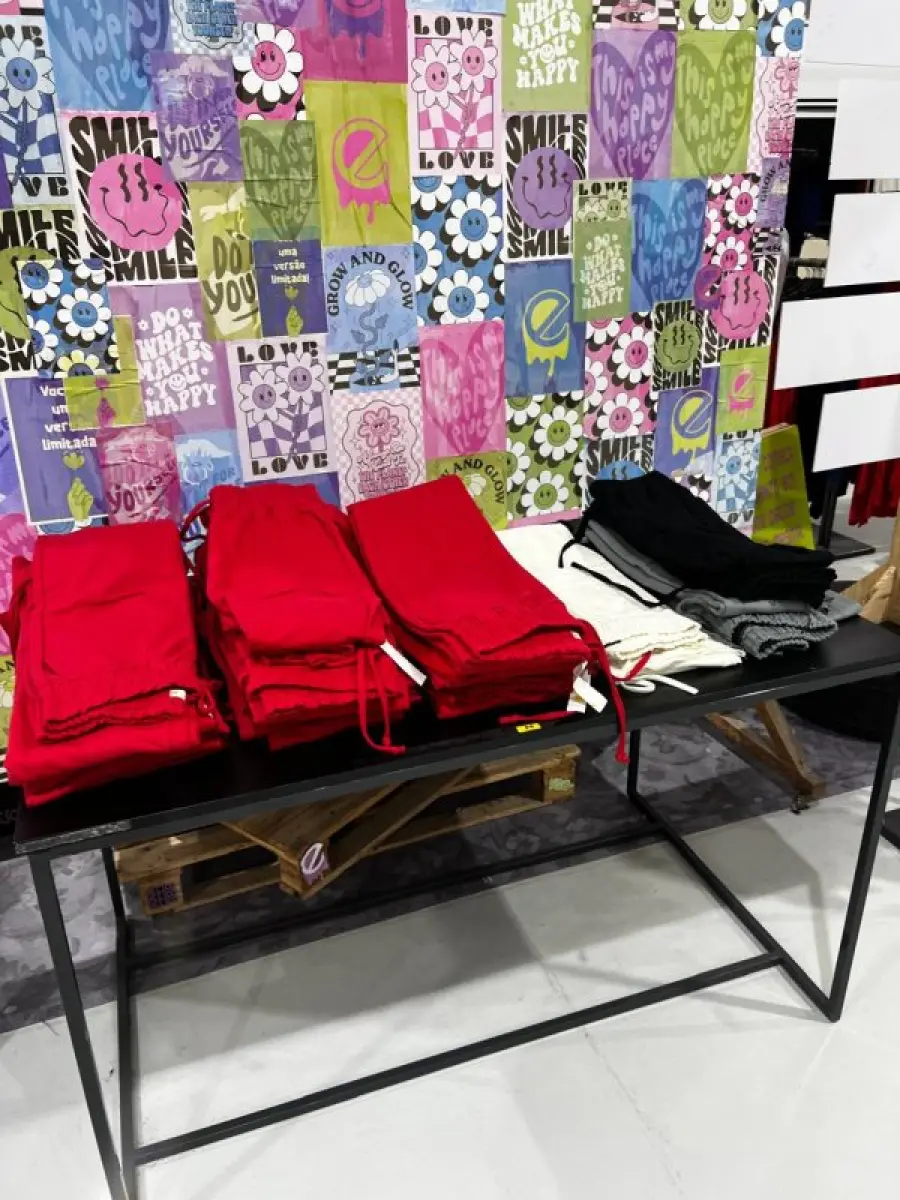 LOTE 003 - Lote de moveis, roupas