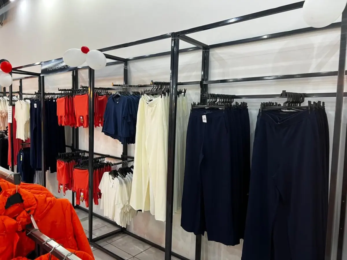 LOTE 004 - Roupas, moveis, eletrônicos