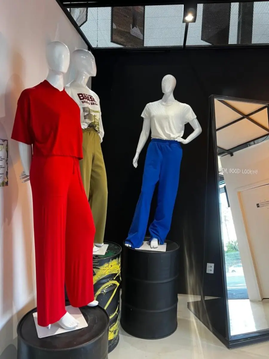 LOTE 003 - Lote de moveis, roupas