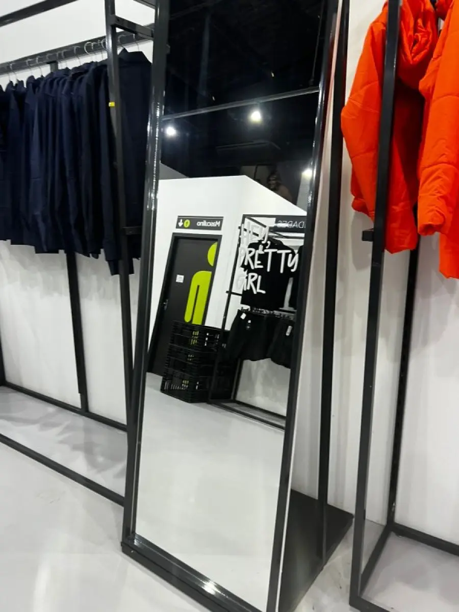 LOTE 003 - Lote de moveis, roupas