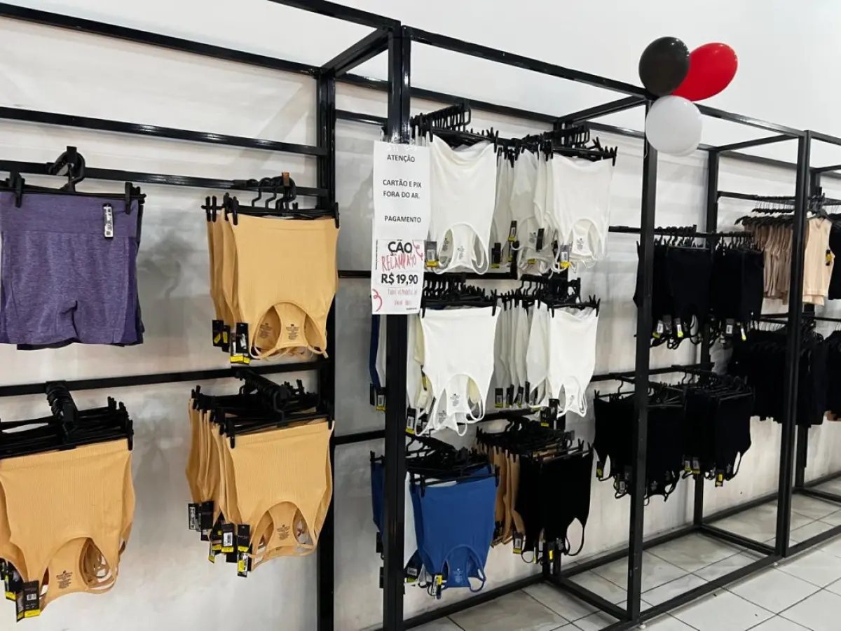 LOTE 004 - Roupas, moveis, eletrônicos