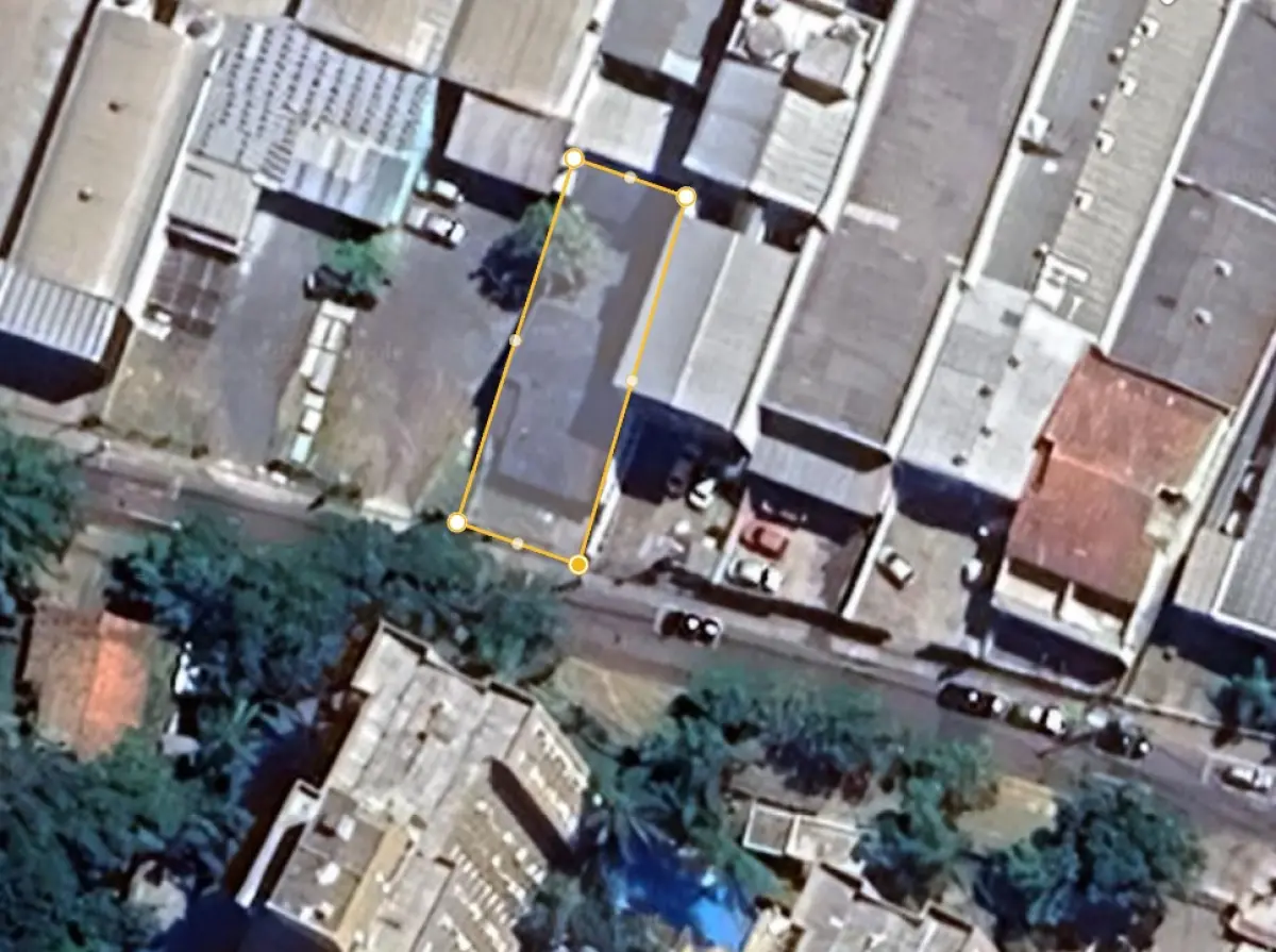 LOTE 050 - UM TERRENO URBANO, sem benfeitorias, constituído da fração 17, proveniente do desmembramento de uma área de terras com 8.326,46m2,