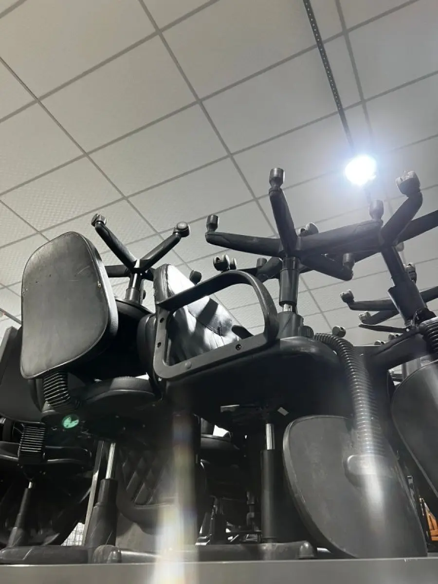 LOTE 003 - Lote de moveis, roupas