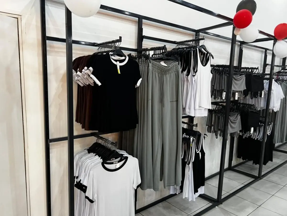 LOTE 004 - Roupas, moveis, eletrônicos