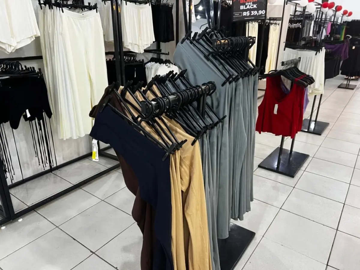 LOTE 004 - Roupas, moveis, eletrônicos