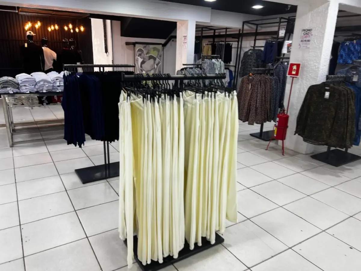 LOTE 004 - Roupas, moveis, eletrônicos