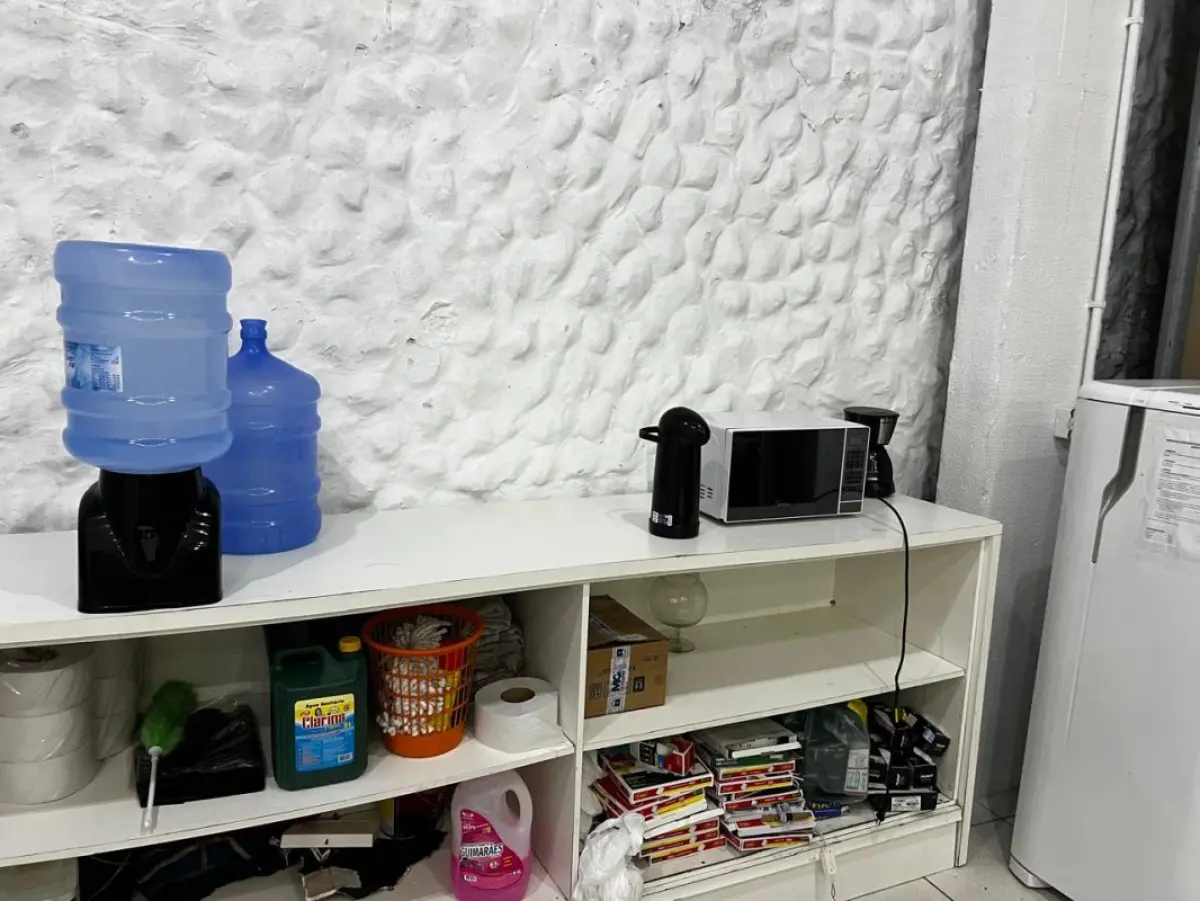 LOTE 004 - Roupas, moveis, eletrônicos