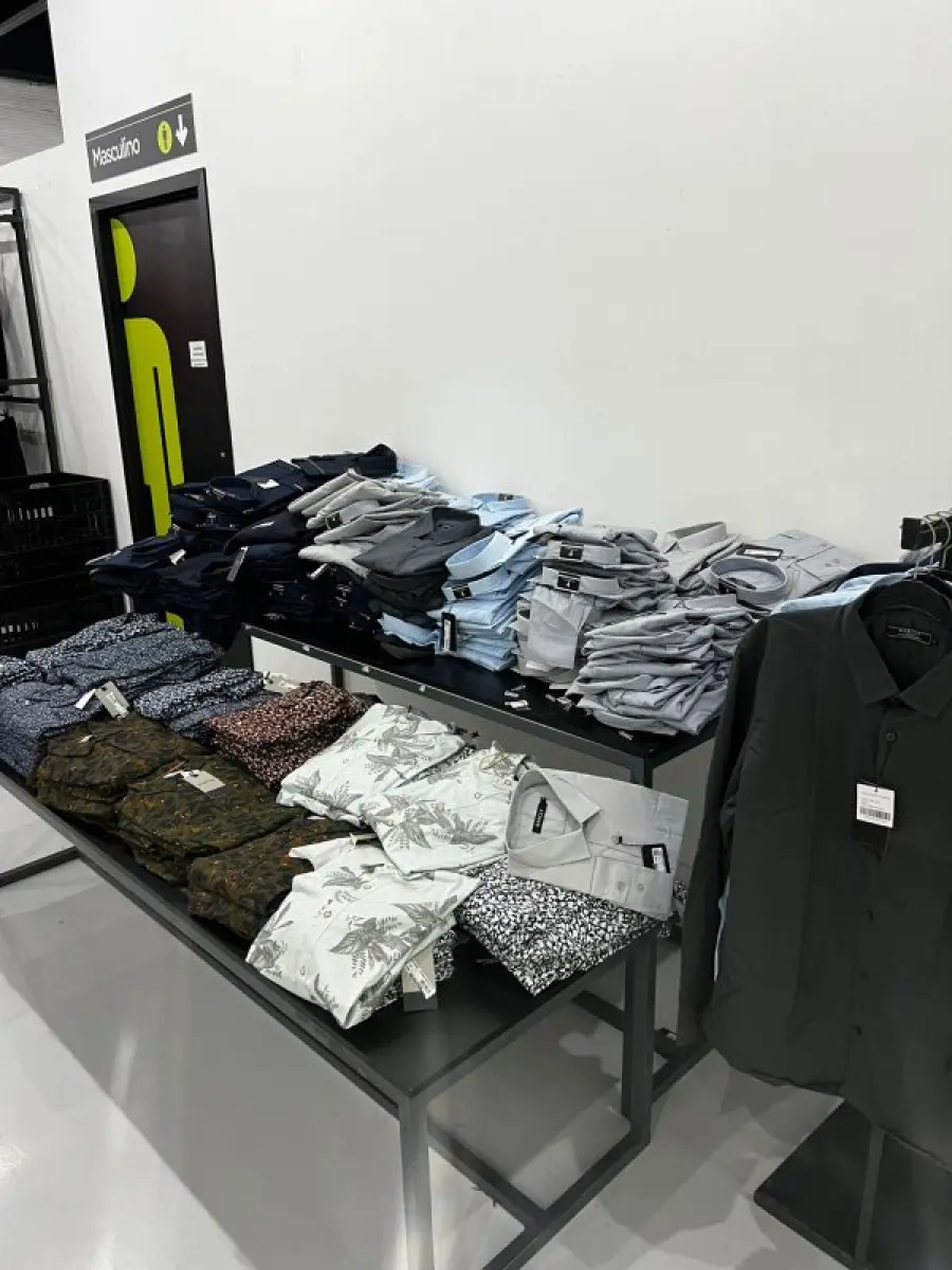 LOTE 003 - Lote de moveis, roupas