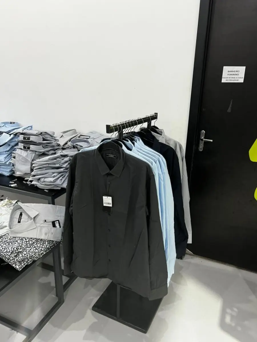 LOTE 003 - Lote de moveis, roupas