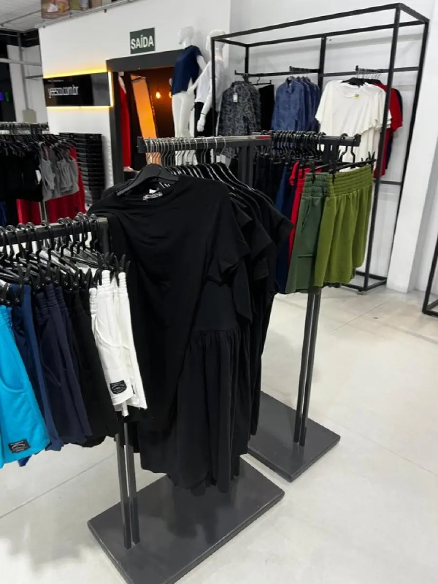 LOTE 003 - Lote de moveis, roupas