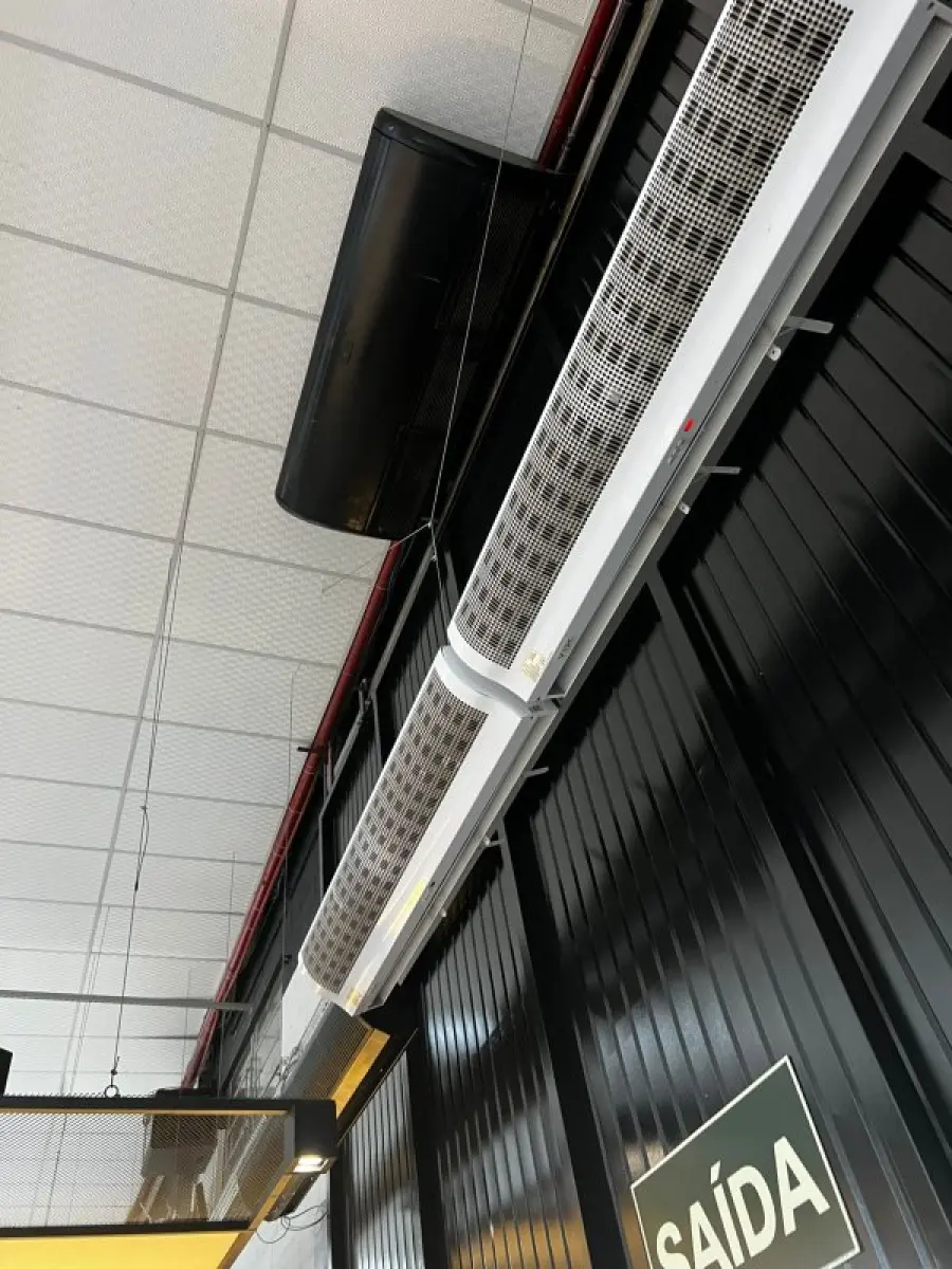 LOTE 003 - Lote de moveis, roupas