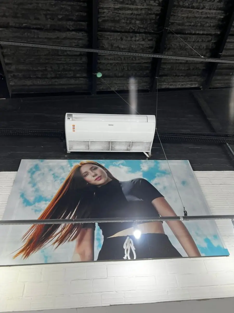 LOTE 003 - Lote de moveis, roupas