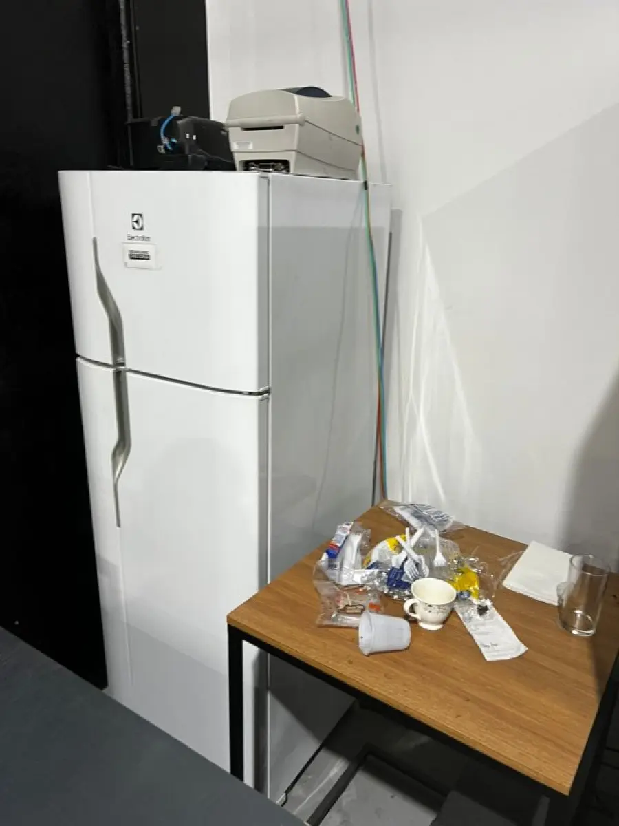 LOTE 003 - Lote de moveis, roupas