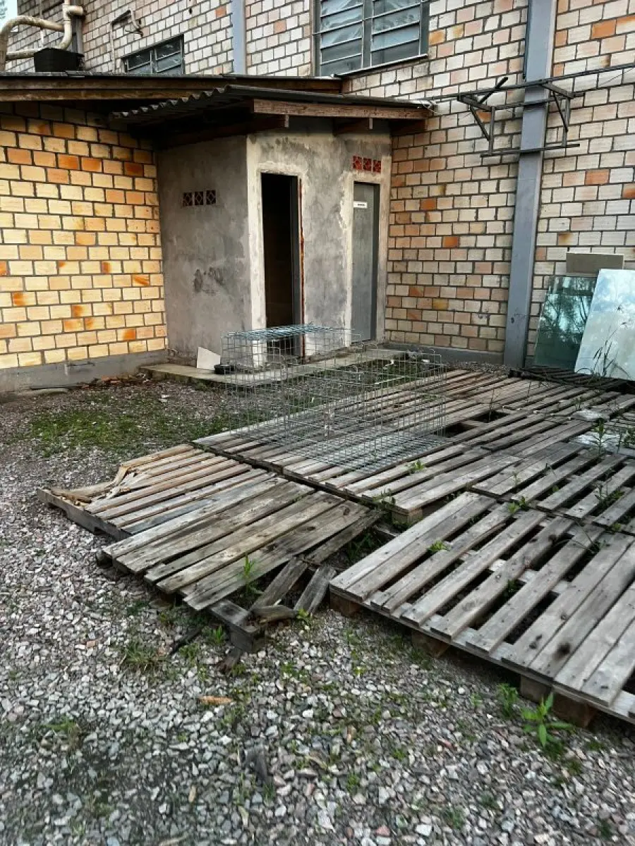 LOTE 003 - Lote de moveis, roupas