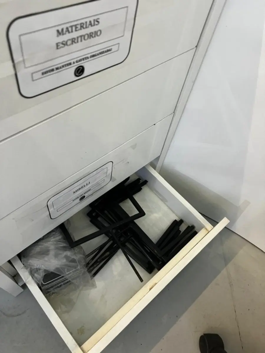 LOTE 003 - Lote de moveis, roupas