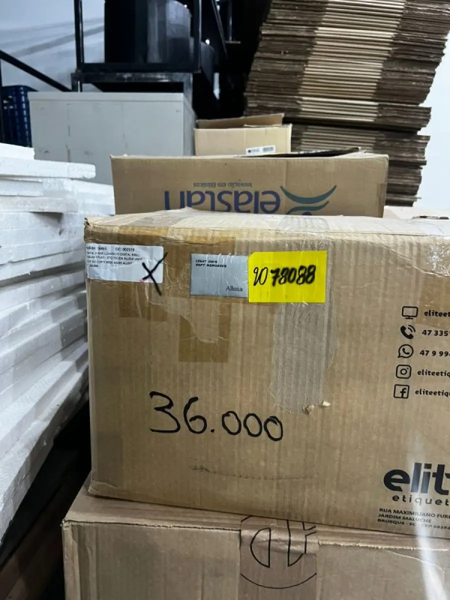 LOTE 003 - Lote de moveis, roupas