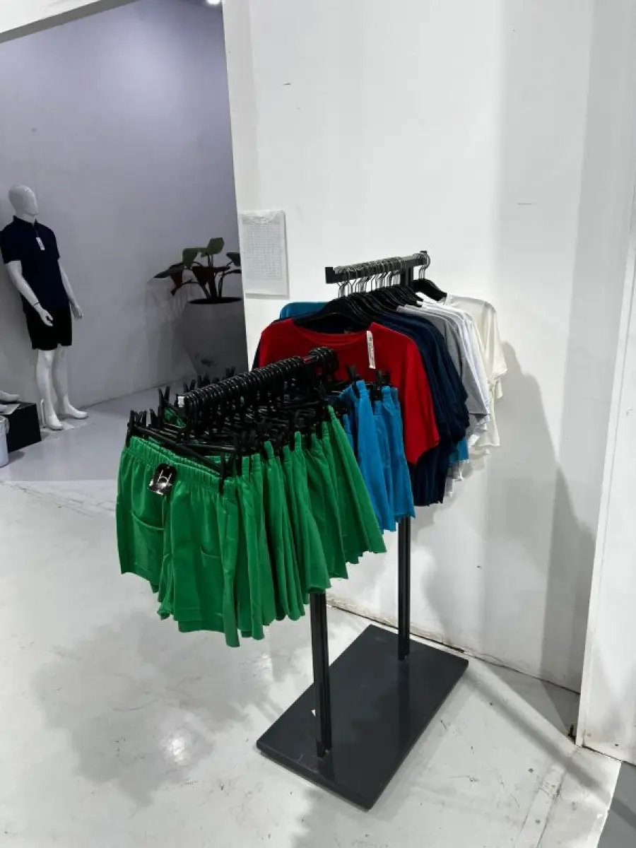 LOTE 003 - Lote de moveis, roupas