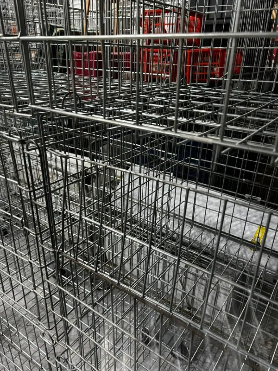 LOTE 003 - Lote de moveis, roupas