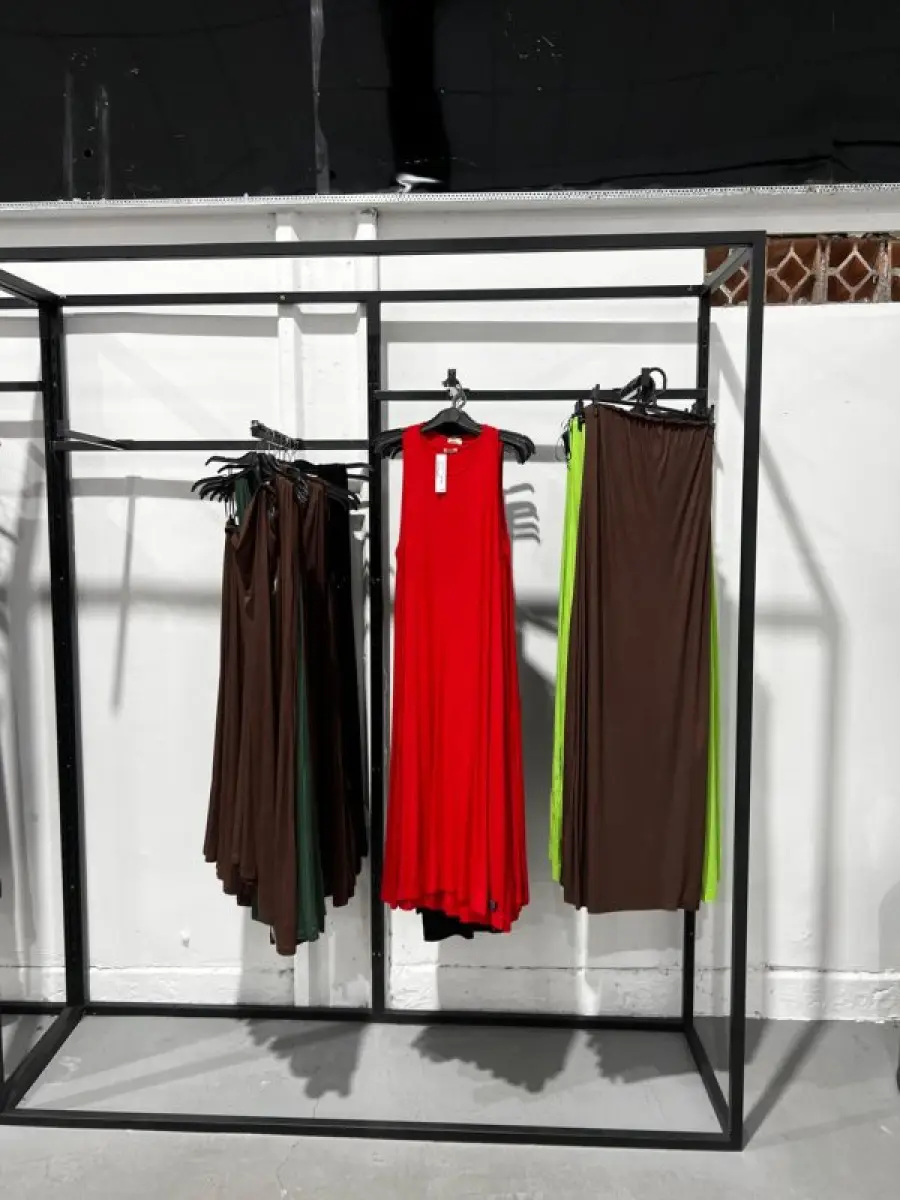 LOTE 003 - Lote de moveis, roupas