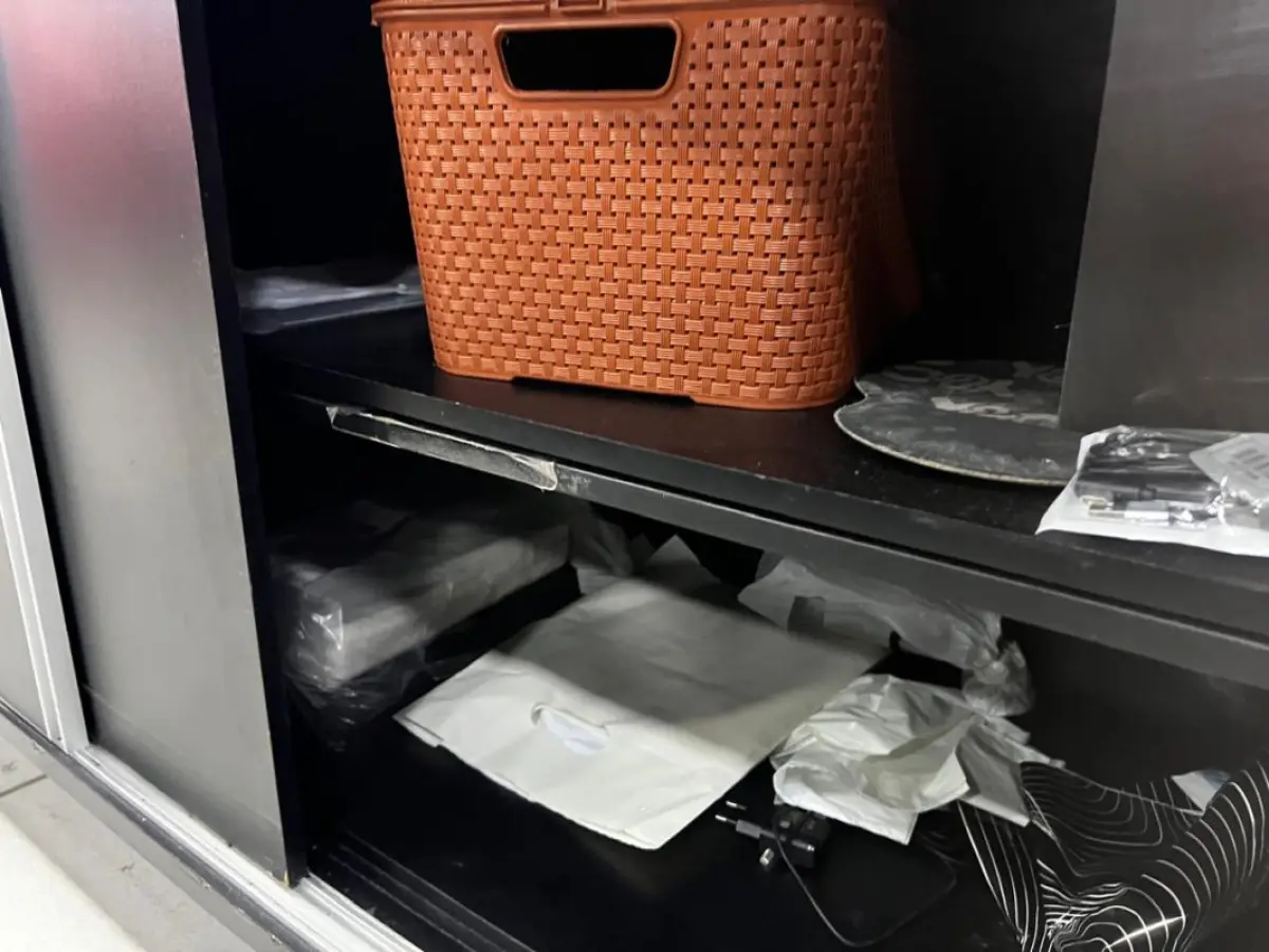 LOTE 004 - Roupas, moveis, eletrônicos