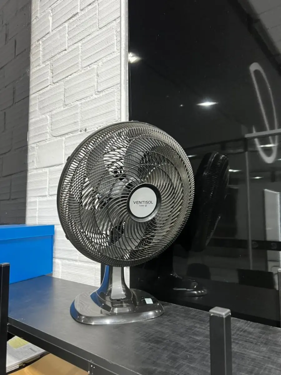 LOTE 003 - Lote de moveis, roupas