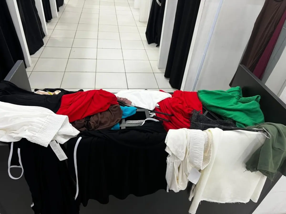 LOTE 004 - Roupas, moveis, eletrônicos