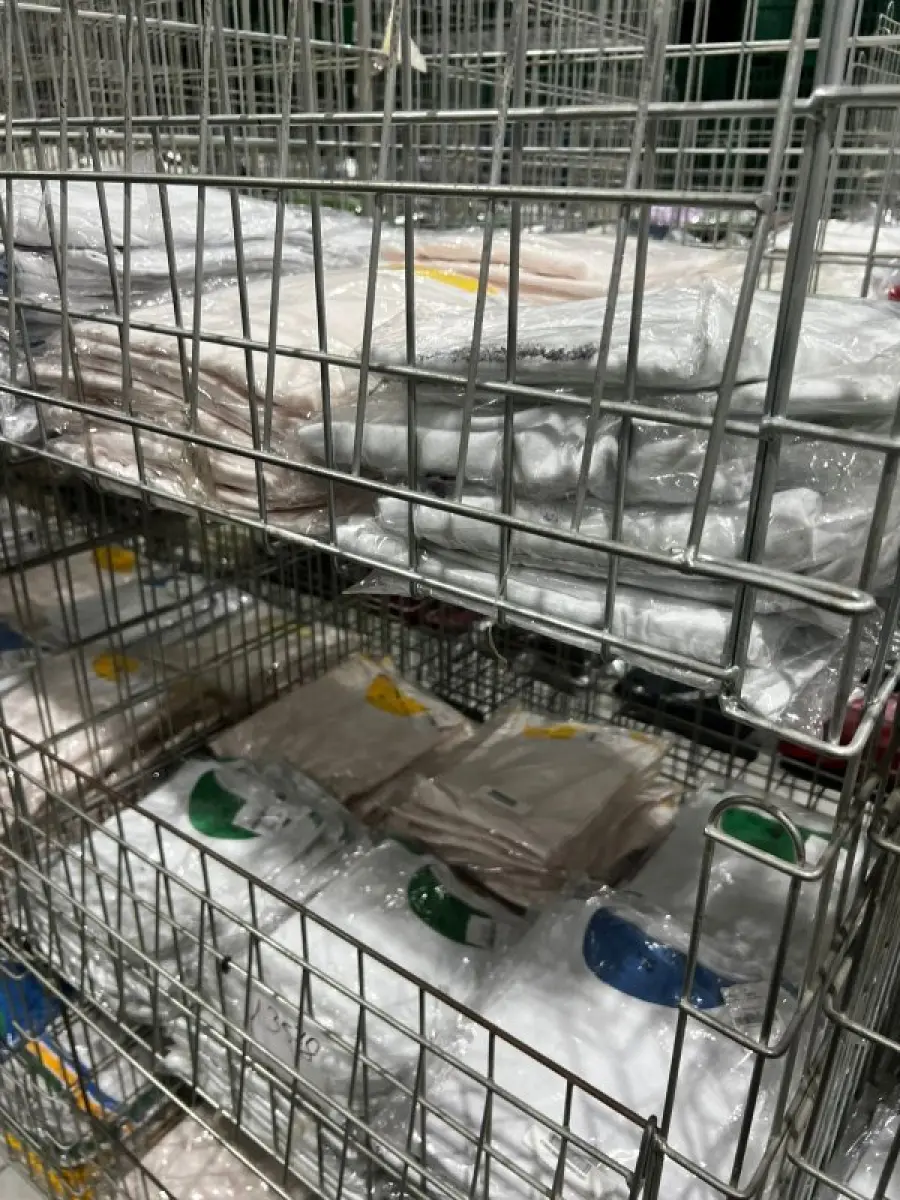 LOTE 003 - Lote de moveis, roupas