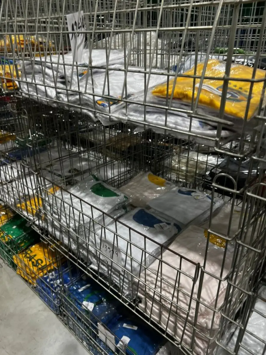 LOTE 003 - Lote de moveis, roupas