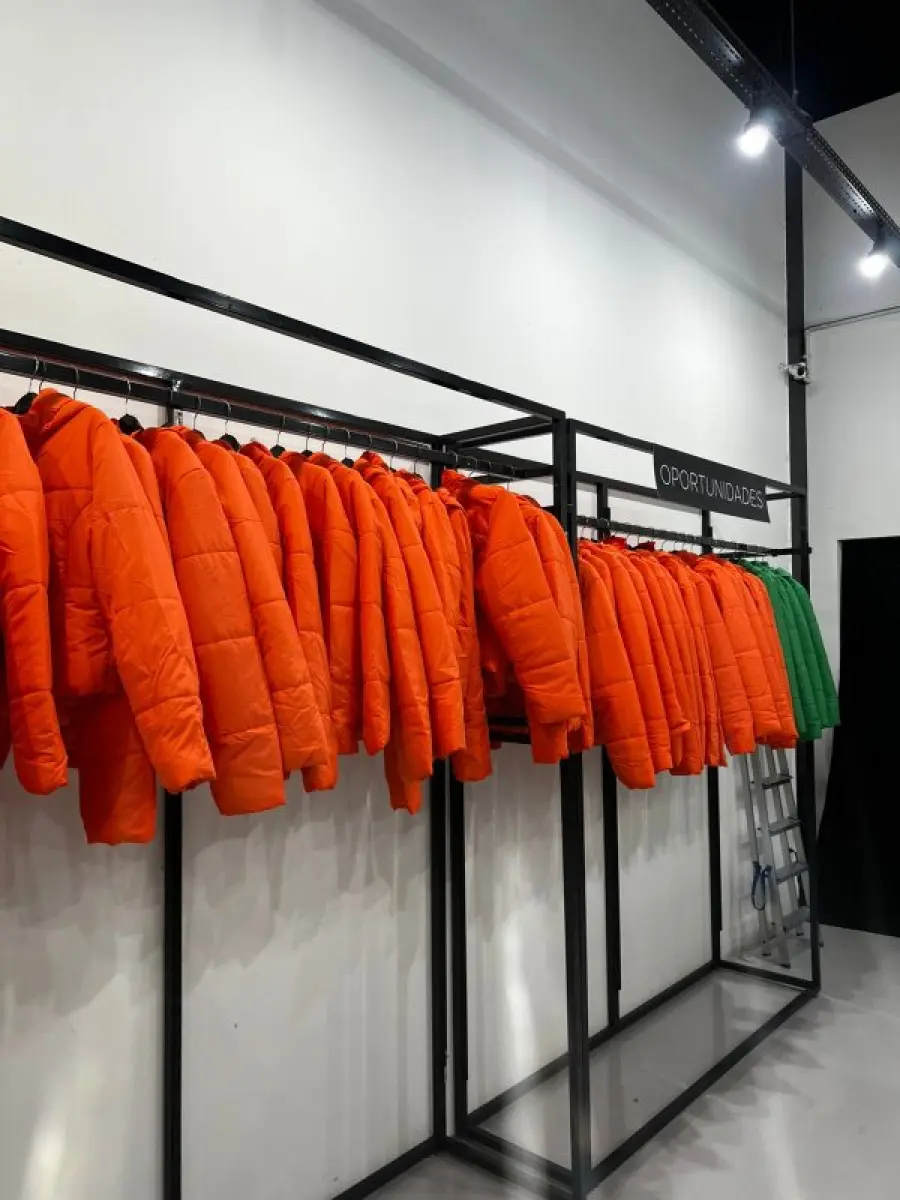 LOTE 003 - Lote de moveis, roupas