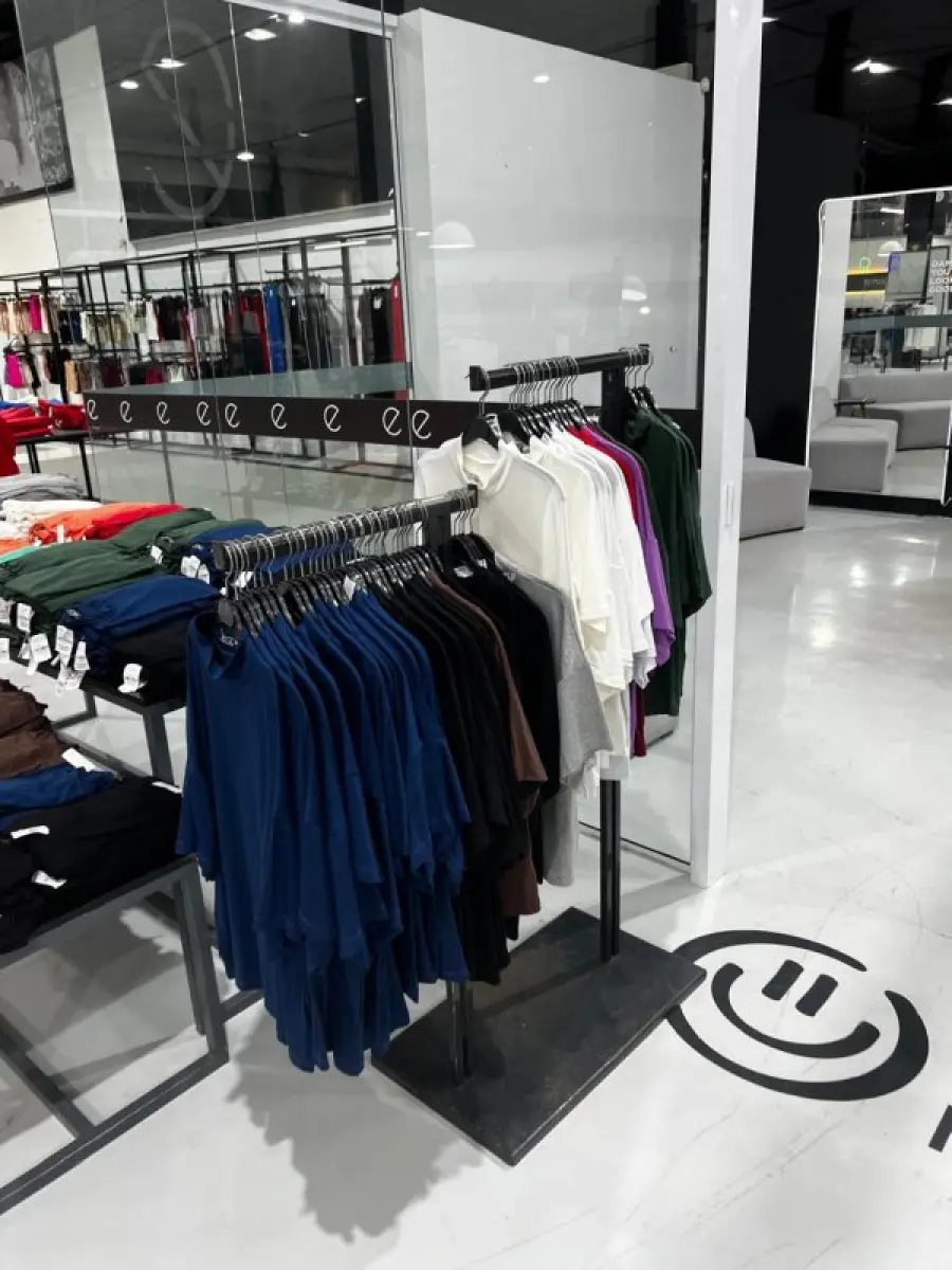 LOTE 003 - Lote de moveis, roupas