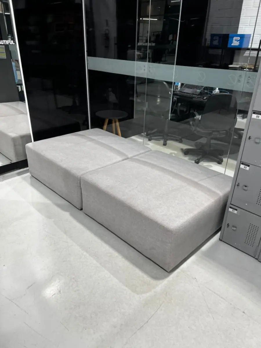 LOTE 003 - Lote de moveis, roupas