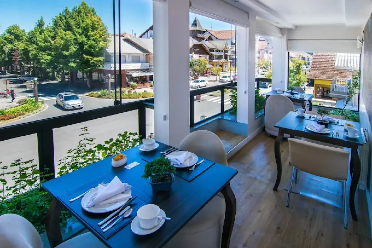 LOTE 001 - HOTEL DE LUXO NO CENTRO DE GRAMADO RS, ESQUINA NA BORGES DE MEDEIROS COM 3 LOJAS