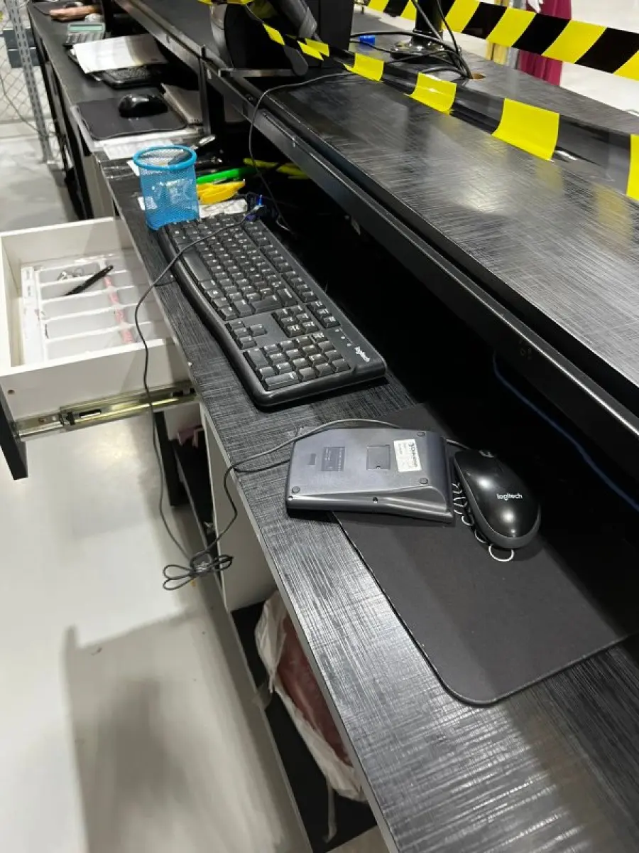 LOTE 003 - Lote de moveis, roupas