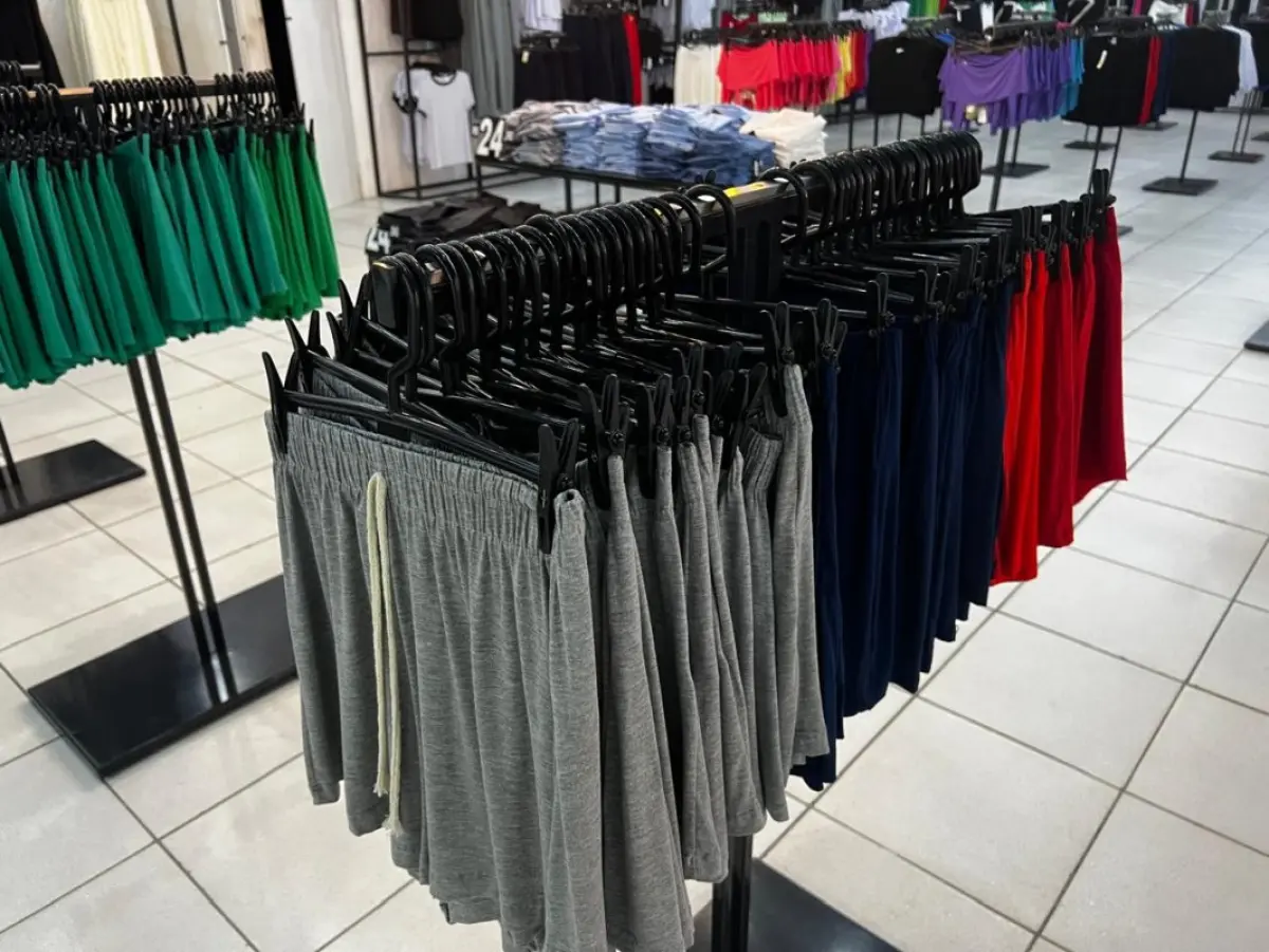 LOTE 004 - Roupas, moveis, eletrônicos