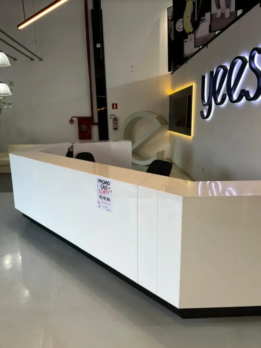 LOTE 003 - Lote de moveis, roupas