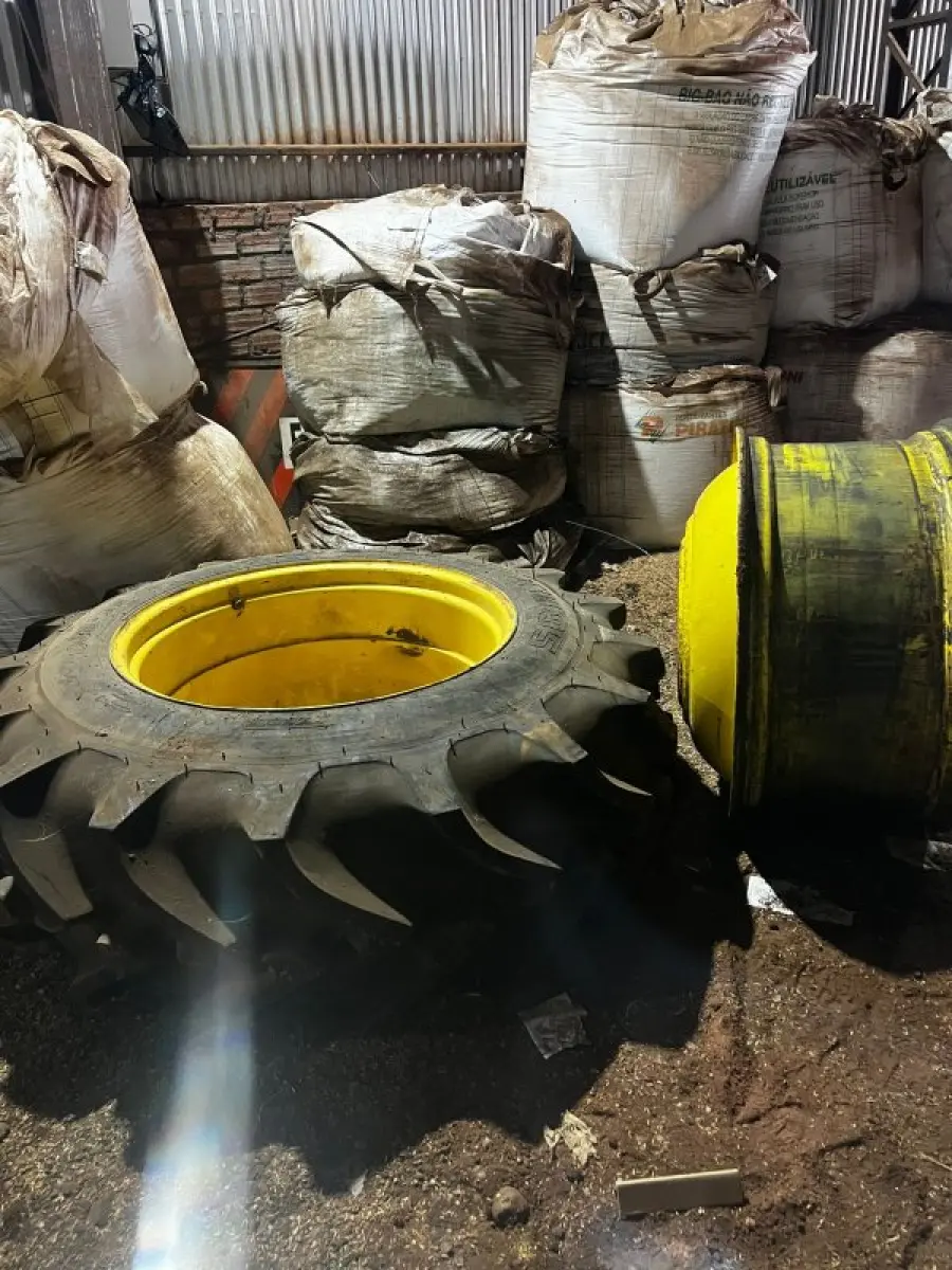 LOTE 073 - 1 Pneu e 2 aros trator (máquina duplicação)