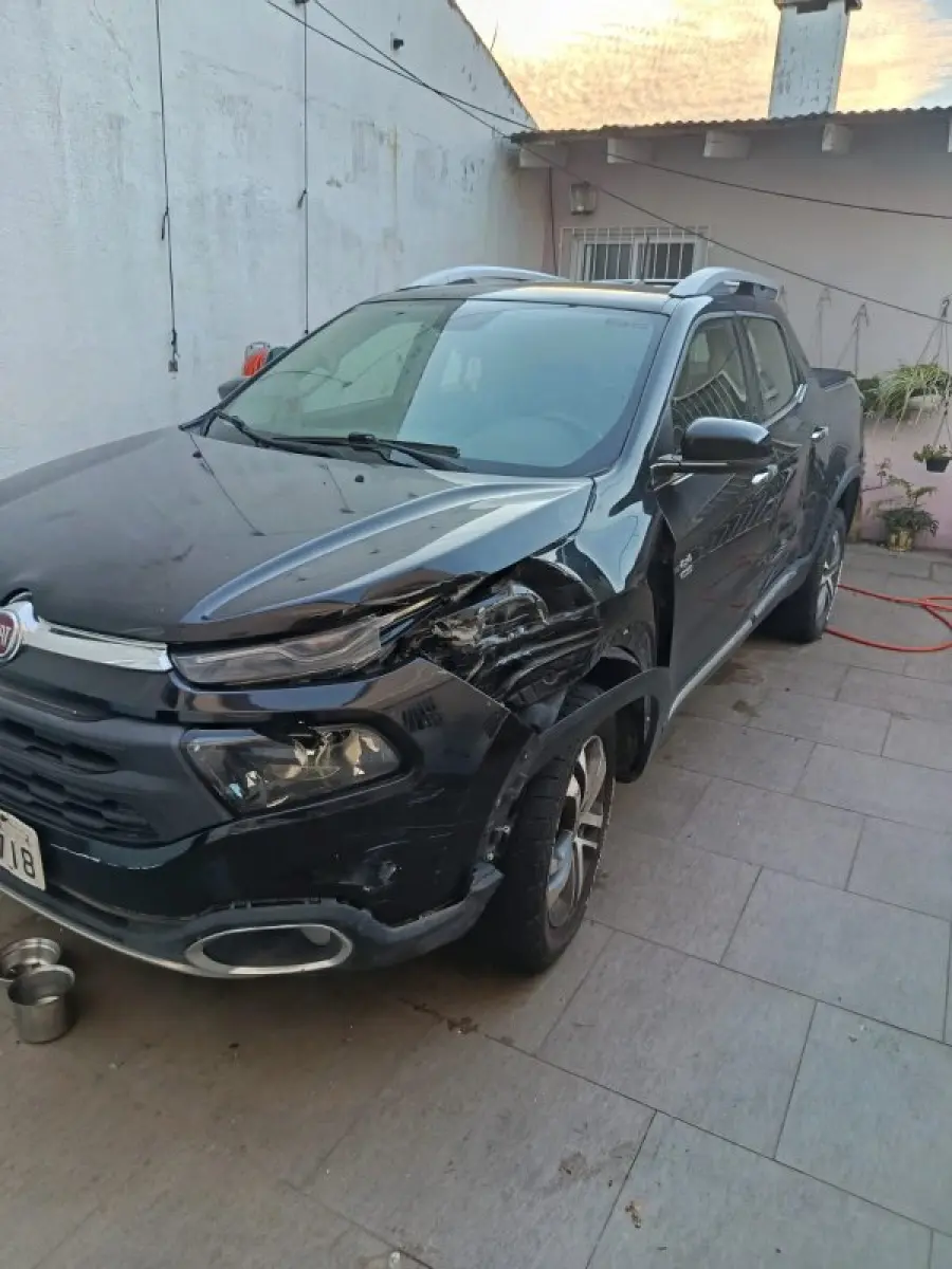 LOTE 001 - Fiat/Toro Volcano AT D4, cor prata, combustível diesel, carroceria aberta/cabine dupla, fabricação/modelo 2017/2018