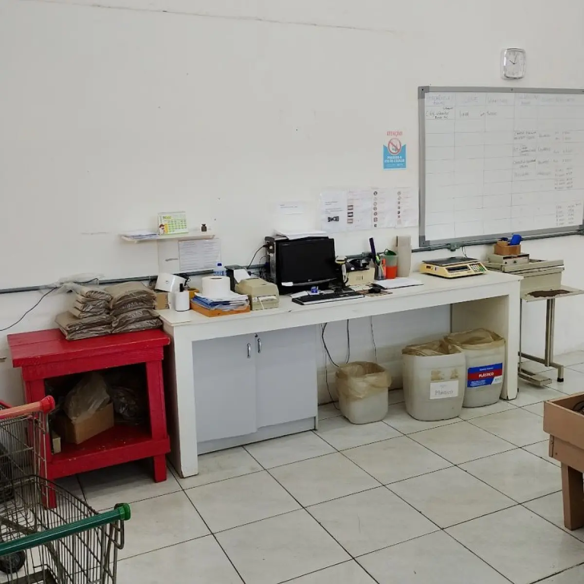 LOTE 012 - térreo - móveis equip de esc e informat