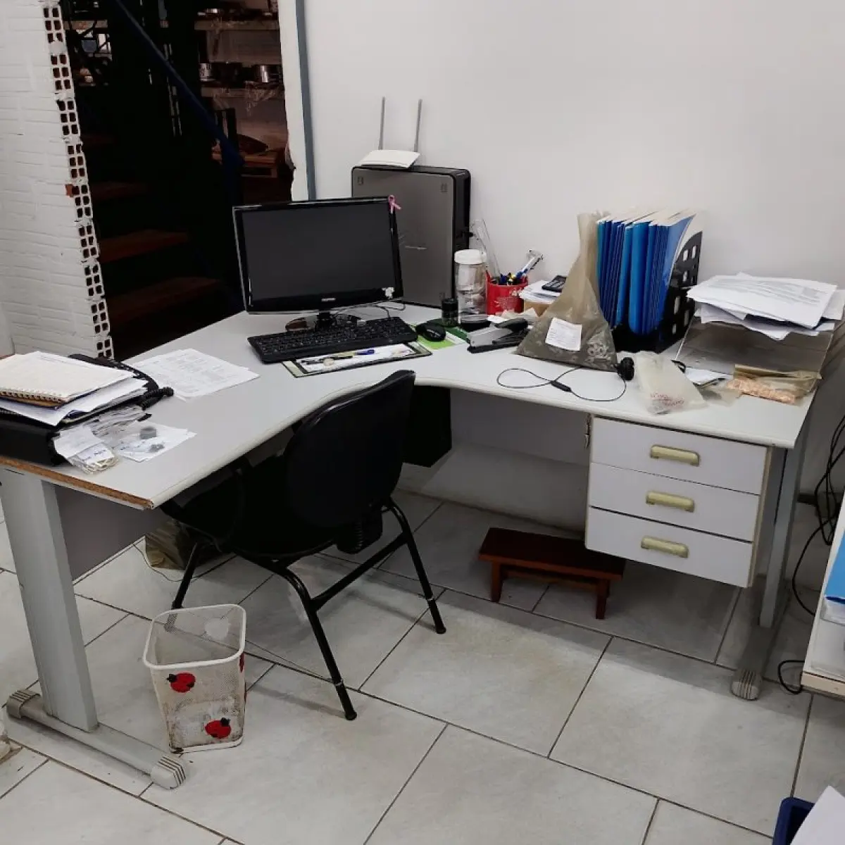 LOTE 013 - Térreo - Móveis, equipamentos de escritório, informática e armazenagem