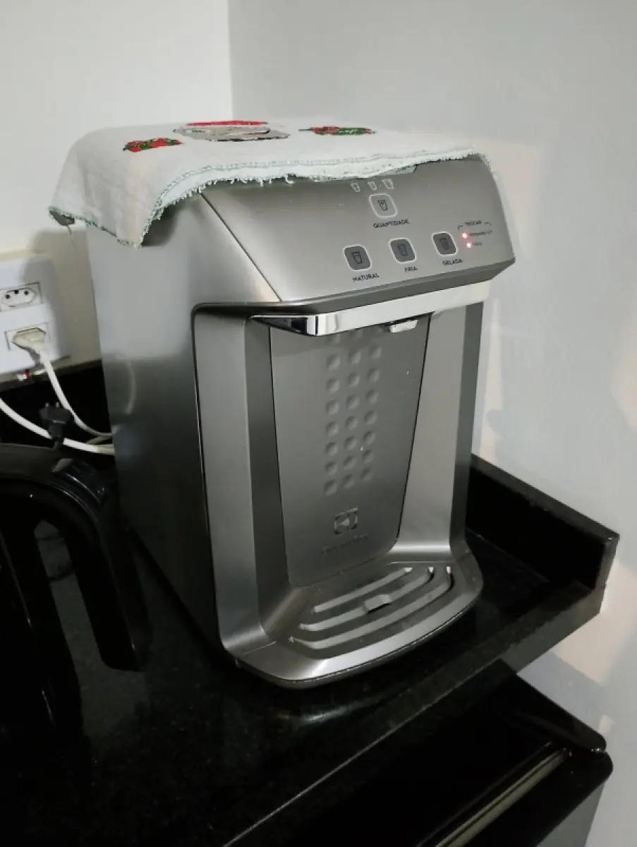 LOTE 140 - 1 Armário aéreo de cozinha, 1 Balcão de pia, 1 Frigobar BRASTEMP, 1 Purificador de água refrigerado, 1 Chaleira elétrica e mais utensílios de cozinha