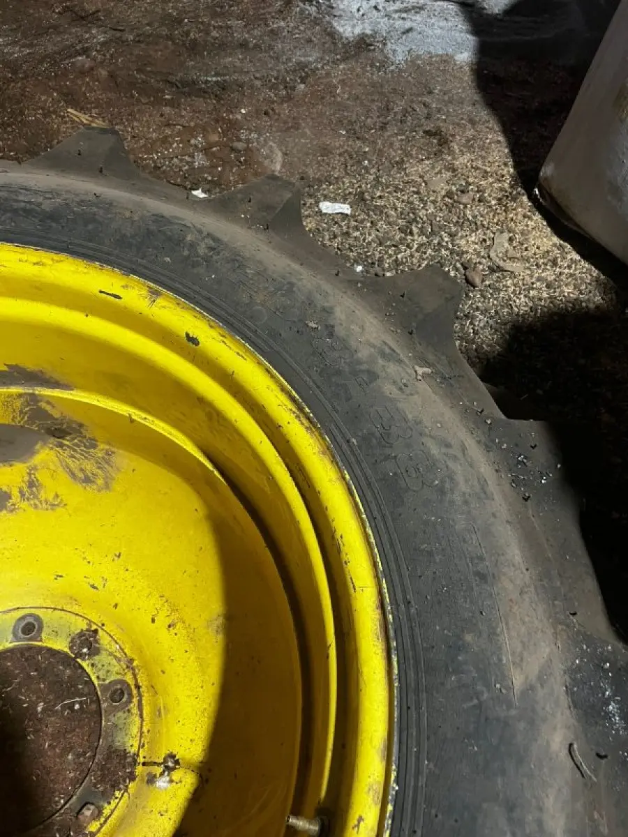 LOTE 073 - 1 Pneu e 2 aros trator (máquina duplicação)